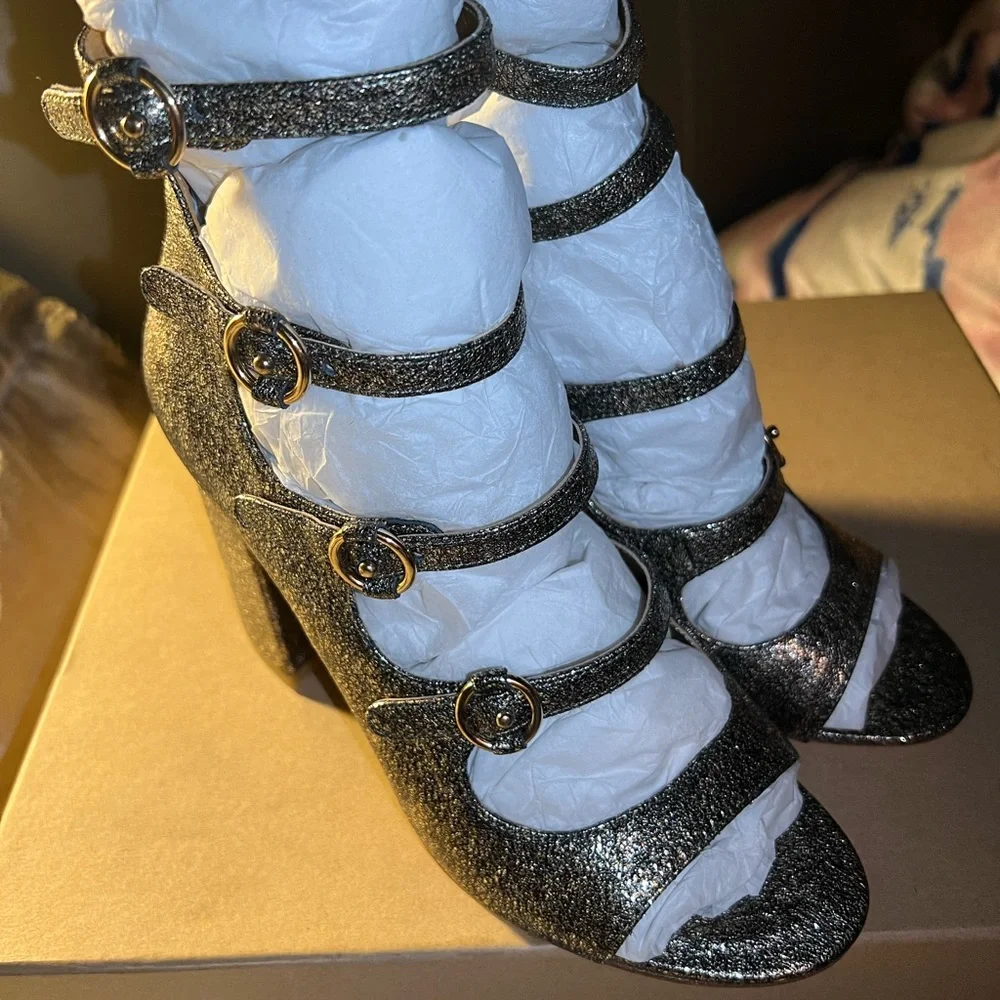 Size 6 1/2 Josie leather gold heels - Picture 5 of 16